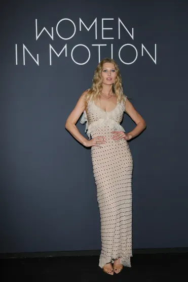 Сальма Хайек с мужем, Николь Кидман, Рози Хантингтон-Уайтли и Марк Эйдельштейн на премии Women In Motion в Каннах Сальма Хайек с мужем, Николь Кидман, Рози Хантингтон-Уайтли и Марк Эйдельштейн на премии Women In Motion в Каннах