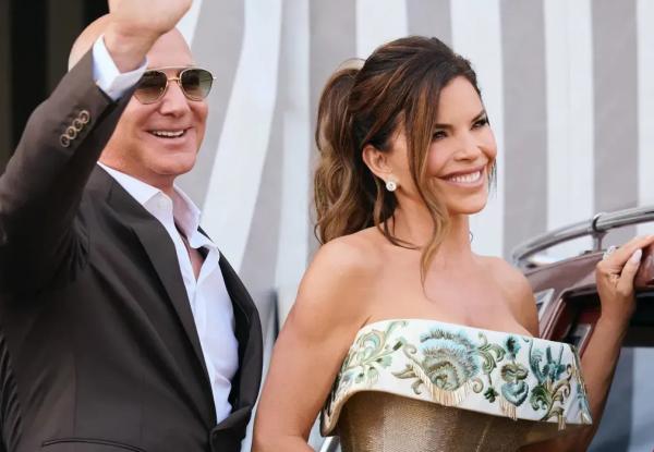 Семья Кардашьян, Леонардо Ди Каприо с девушкой и Иванка Трамп на предсвадебной вечеринке Джеффа Безоса и Лорен Санчес Семья Кардашьян, Леонардо Ди Каприо с девушкой и Иванка Трамп на предсвадебной вечеринке Джеффа Безоса и Лорен Санчес