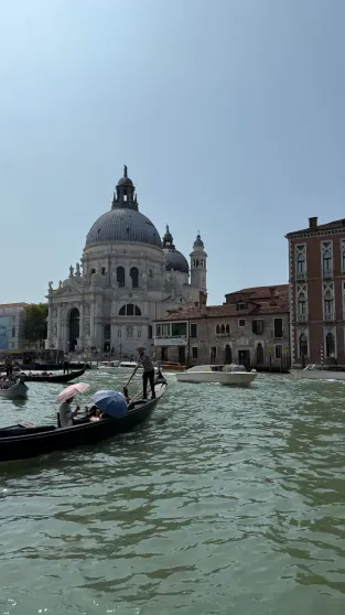 Семья Кардашьян, Леонардо Ди Каприо с девушкой и Иванка Трамп на предсвадебной вечеринке Джеффа Безоса и Лорен Санчес Семья Кардашьян, Леонардо Ди Каприо с девушкой и Иванка Трамп на предсвадебной вечеринке Джеффа Безоса и Лорен Санчес