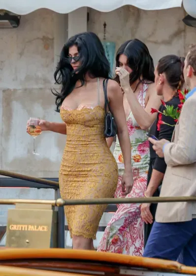 Семья Кардашьян, Леонардо Ди Каприо с девушкой и Иванка Трамп на предсвадебной вечеринке Джеффа Безоса и Лорен Санчес Семья Кардашьян, Леонардо Ди Каприо с девушкой и Иванка Трамп на предсвадебной вечеринке Джеффа Безоса и Лорен Санчес