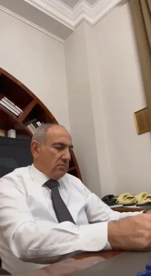 "Сначала мужики говорят, что у них нет депрессии, а потом слушают Земфиру*". Премьер-министр Армении Никол Пашинян стал героем мемов "Сначала мужики говорят, что у них нет депрессии, а потом слушают Земфиру*". Премьер-министр Армении Никол Пашинян стал героем мемов