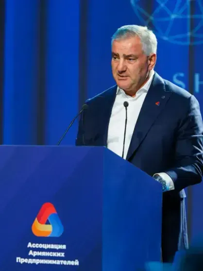 "Сначала мужики говорят, что у них нет депрессии, а потом слушают Земфиру*". Премьер-министр Армении Никол Пашинян стал героем мемов "Сначала мужики говорят, что у них нет депрессии, а потом слушают Земфиру*". Премьер-министр Армении Никол Пашинян стал героем мемов