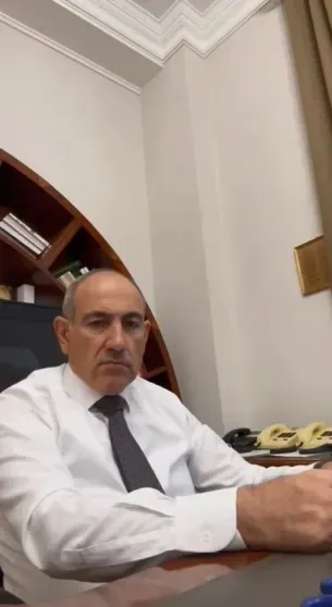 "Сначала мужики говорят, что у них нет депрессии, а потом слушают Земфиру*". Премьер-министр Армении Никол Пашинян стал героем мемов "Сначала мужики говорят, что у них нет депрессии, а потом слушают Земфиру*". Премьер-министр Армении Никол Пашинян стал героем мемов