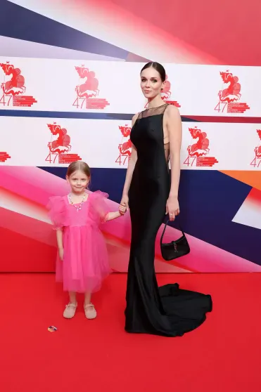 Софья Синицына с дочерью, Юлия Хлынина, Алексей Учитель, Елена Подкаминская на открытии ММКФ Софья Синицына с дочерью, Юлия Хлынина, Алексей Учитель, Елена Подкаминская на открытии ММКФ