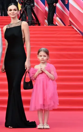 Софья Синицына с дочерью, Юлия Хлынина, Алексей Учитель, Елена Подкаминская на открытии ММКФ Софья Синицына с дочерью, Юлия Хлынина, Алексей Учитель, Елена Подкаминская на открытии ММКФ