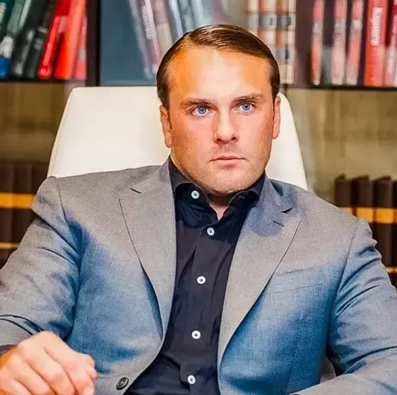 Совладелец сети "585" Антон Петров отметил 10-ю годовщину свадьбы с дочерью депутата, к которой ушёл от беременной МакSим