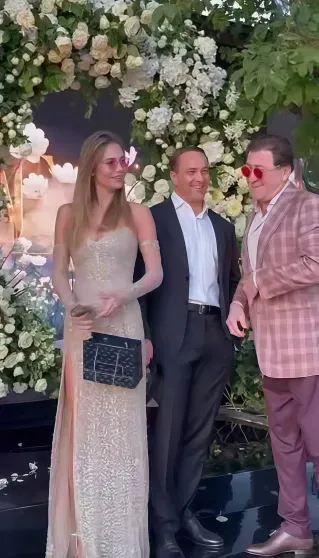 Совладелец сети "585" Антон Петров отметил 10-ю годовщину свадьбы с дочерью депутата, к которой ушёл от беременной МакSим