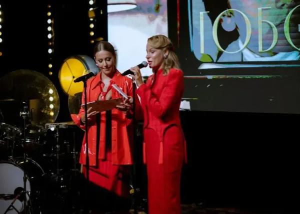 "Спасибо, любимая". Константин Богомолов поделился фотографиями с праздника по случаю своего 50-летния, который организовала Ксения Собчак "Спасибо, любимая". Константин Богомолов поделился фотографиями с праздника по случаю своего 50-летния, который организовала Ксения Собчак