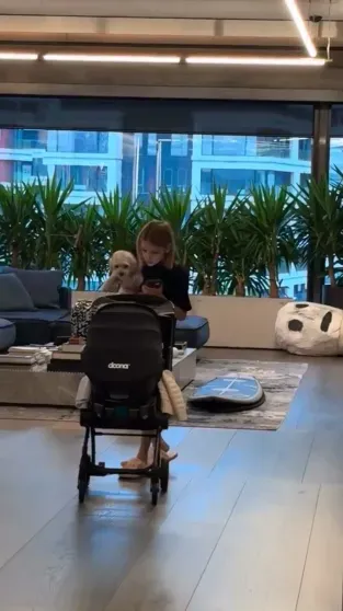 "Так повезло с Алисой". Девушка Тимати Валентина Иванова показала, как его старшая дочь нянчится с новорождённой сестрой "Так повезло с Алисой". Девушка Тимати Валентина Иванова показала, как его старшая дочь нянчится с новорождённой сестрой