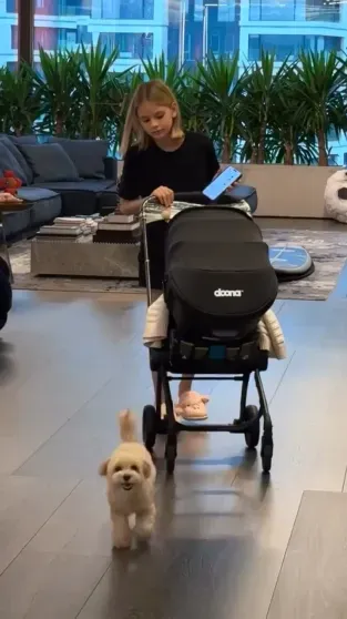 "Так повезло с Алисой". Девушка Тимати Валентина Иванова показала, как его старшая дочь нянчится с новорождённой сестрой "Так повезло с Алисой". Девушка Тимати Валентина Иванова показала, как его старшая дочь нянчится с новорождённой сестрой