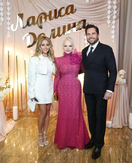 Танцы в стиле латино, многоярусный торт и звёздные гости: Лариса Долина отметила 70-летие Танцы в стиле латино, многоярусный торт и звёздные гости: Лариса Долина отметила 70-летие