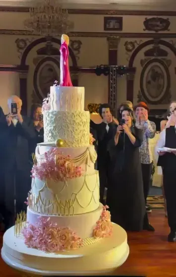 Танцы в стиле латино, многоярусный торт и звёздные гости: Лариса Долина отметила 70-летие Танцы в стиле латино, многоярусный торт и звёздные гости: Лариса Долина отметила 70-летие