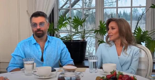 "Унижает свою жену". В сети массово критикуют Алексея Чумакова за слова о браке с Юлией Ковальчук "Унижает свою жену". В сети массово критикуют Алексея Чумакова за слова о браке с Юлией Ковальчук