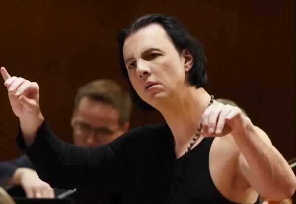 В Австрии разгорелся скандал из-за присуждения премии российскому дирижёру Теодору Курентзису В Австрии разгорелся скандал из-за присуждения премии российскому дирижёру Теодору Курентзису