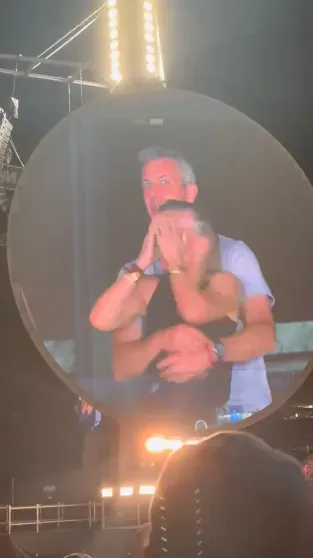 В сети обсуждают измену главы IT-компании, которого засняли с любовницей на концерте Coldplay В сети обсуждают измену главы IT-компании, которого засняли с любовницей на концерте Coldplay