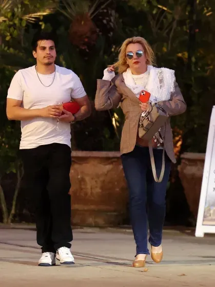 В сети обсуждают "неузнаваемую" Бритни Спирс, которую засняли на улице с бокалом в руке В сети обсуждают "неузнаваемую" Бритни Спирс, которую засняли на улице с бокалом в руке