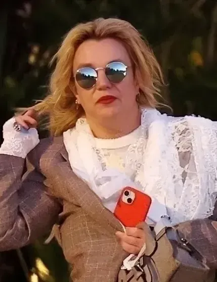 В сети обсуждают "неузнаваемую" Бритни Спирс, которую засняли на улице с бокалом в руке В сети обсуждают "неузнаваемую" Бритни Спирс, которую засняли на улице с бокалом в руке