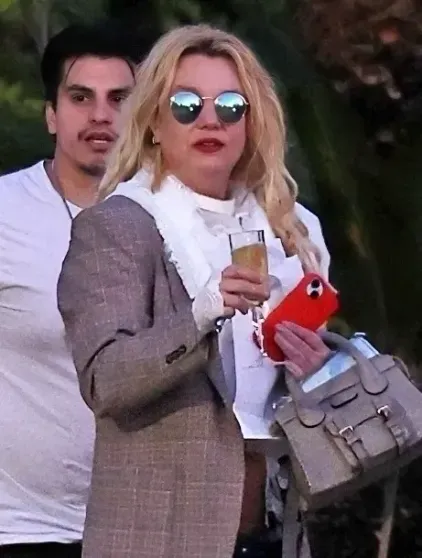 В сети обсуждают "неузнаваемую" Бритни Спирс, которую засняли на улице с бокалом в руке В сети обсуждают "неузнаваемую" Бритни Спирс, которую засняли на улице с бокалом в руке