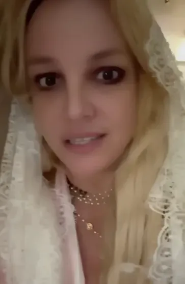 В сети обсуждают "неузнаваемую" Бритни Спирс, которую засняли на улице с бокалом в руке В сети обсуждают "неузнаваемую" Бритни Спирс, которую засняли на улице с бокалом в руке