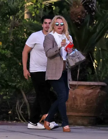 В сети обсуждают "неузнаваемую" Бритни Спирс, которую засняли на улице с бокалом в руке В сети обсуждают "неузнаваемую" Бритни Спирс, которую засняли на улице с бокалом в руке