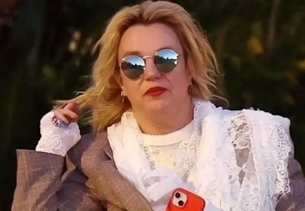 В сети обсуждают "неузнаваемую" Бритни Спирс, которую засняли на улице с бокалом в руке В сети обсуждают "неузнаваемую" Бритни Спирс, которую засняли на улице с бокалом в руке