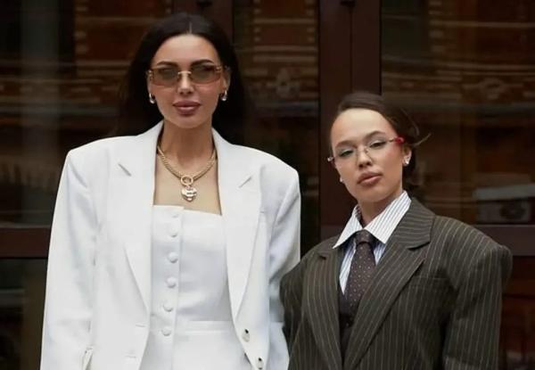 В сети обсуждают встречу Оксаны Самойловой и Инстасамки. Одна "эксплуатирует" детей в блогинге, другая выступает против этого В сети обсуждают встречу Оксаны Самойловой и Инстасамки. Одна "эксплуатирует" детей в блогинге, другая выступает против этого