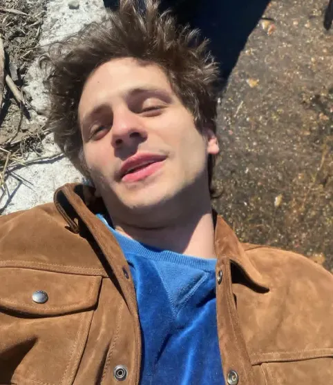 "Зачем мне думать: а не вернуться ли в МХТ имени Чехова?". Александр Молочников рассказал о жизни в США "Зачем мне думать: а не вернуться ли в МХТ имени Чехова?". Александр Молочников рассказал о жизни в США