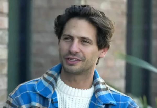 "Зачем мне думать: а не вернуться ли в МХТ имени Чехова?". Александр Молочников рассказал о жизни в США "Зачем мне думать: а не вернуться ли в МХТ имени Чехова?". Александр Молочников рассказал о жизни в США