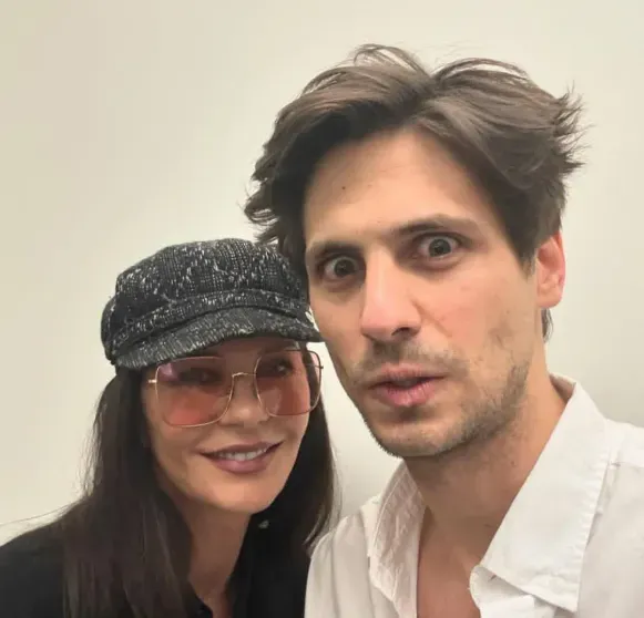 "Зачем мне думать: а не вернуться ли в МХТ имени Чехова?". Александр Молочников рассказал о жизни в США "Зачем мне думать: а не вернуться ли в МХТ имени Чехова?". Александр Молочников рассказал о жизни в США