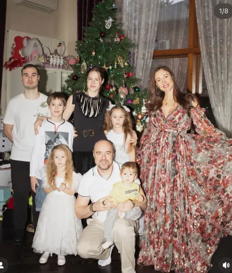 Жена "любовника" Полины Дибровой сломала ему ногу на фоне скандального развода Жена "любовника" Полины Дибровой сломала ему ногу на фоне скандального развода