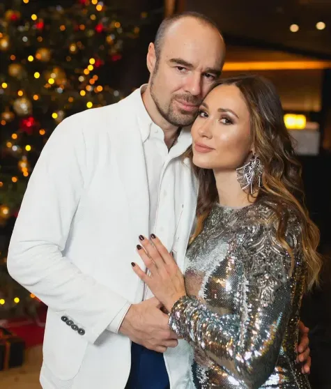 Жена "любовника" Полины Дибровой сломала ему ногу на фоне скандального развода Жена "любовника" Полины Дибровой сломала ему ногу на фоне скандального развода